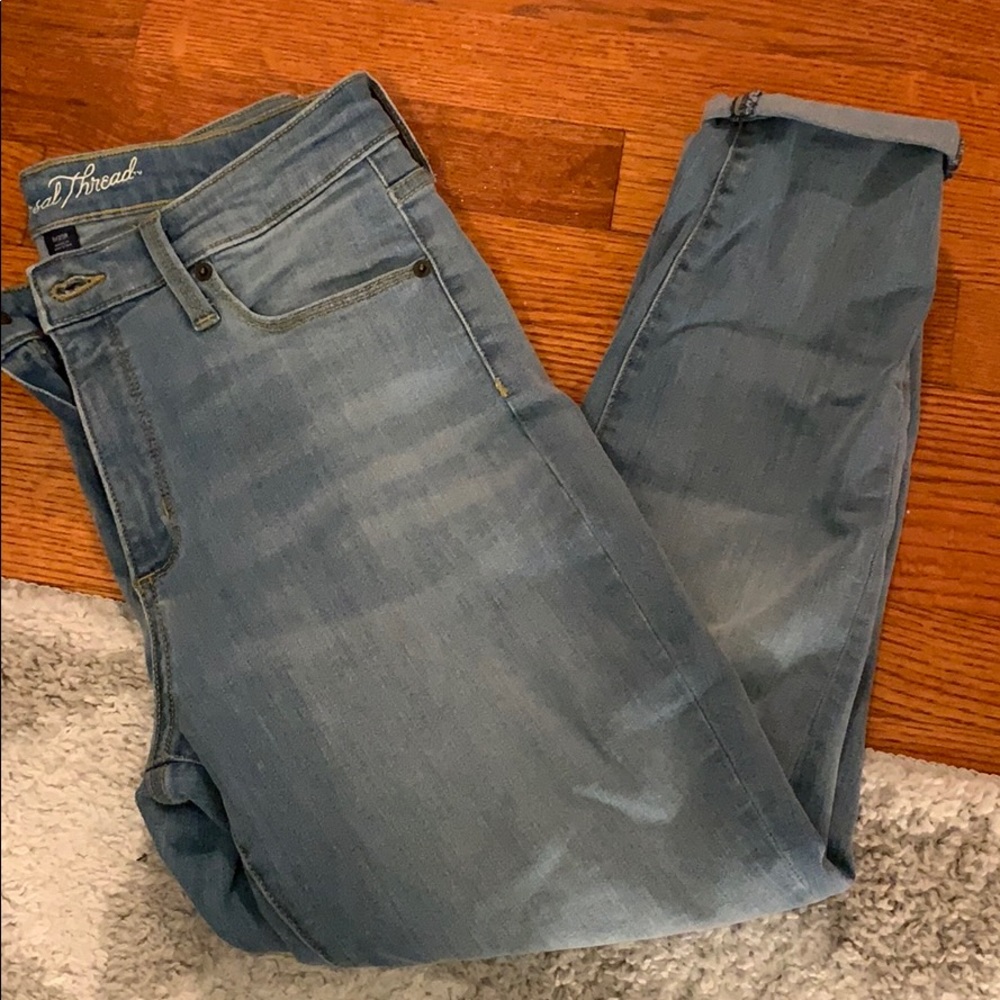 Cropped blue jeans